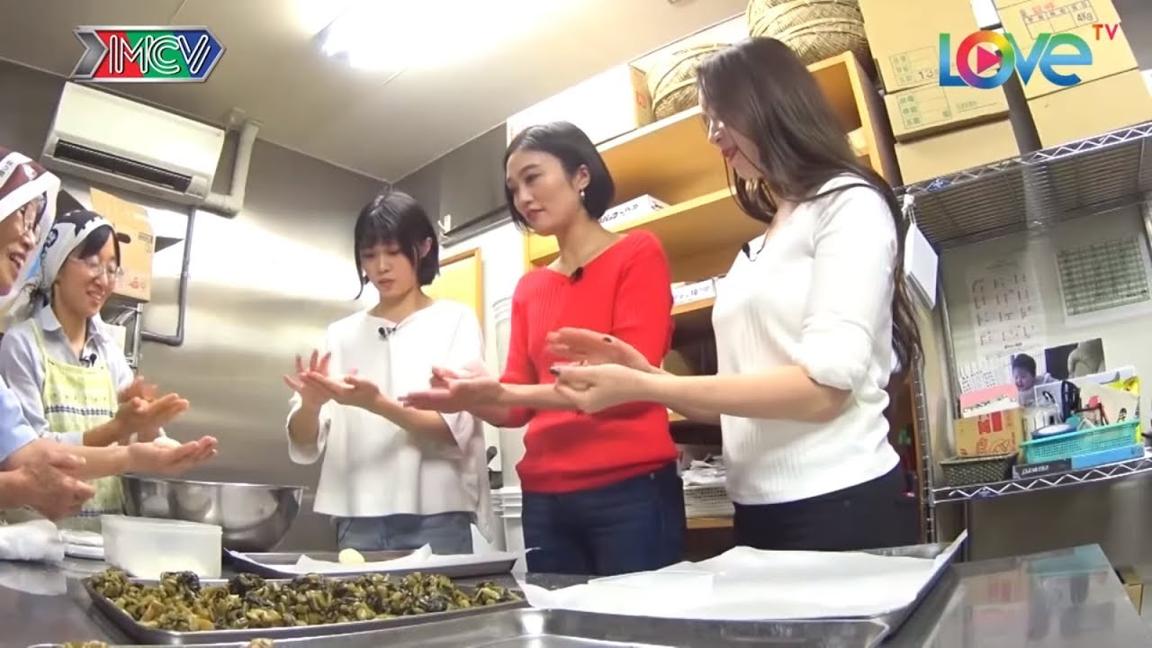 3 cô gái Châu Á xinh đẹp học cách làm bánh truyền thống Nagano Nhật Bản