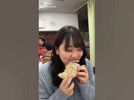 Khi gái xinh Nhật Bản ăn bánh Cu-đơ VN cute (When Japanese girl eats Vietnamese Cuat cake cute)